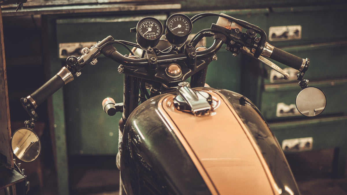 Motorcycle tank decorated with ORACAL 383 Ultraleaf Cast metallic film